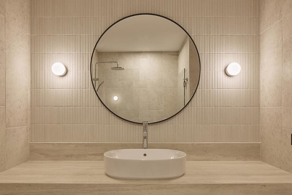 Parkview King Room (Newly Renovated) | Bathroom | Shower, rainfall showerhead, eco-friendly toiletries, hair dryer
