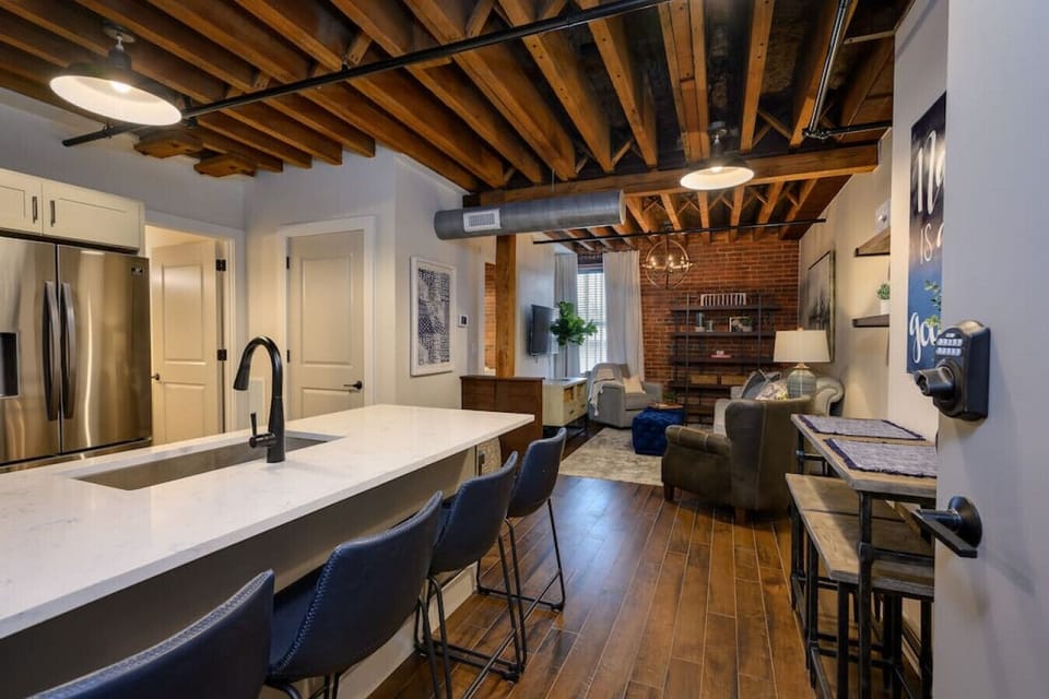Seating for 4 at the Kitchen counter.
