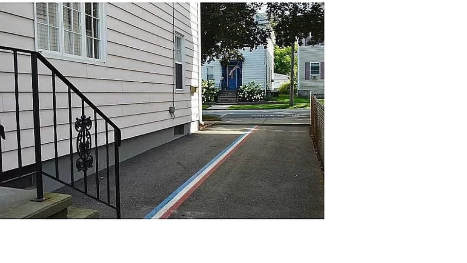 Driveway, parking for 1 