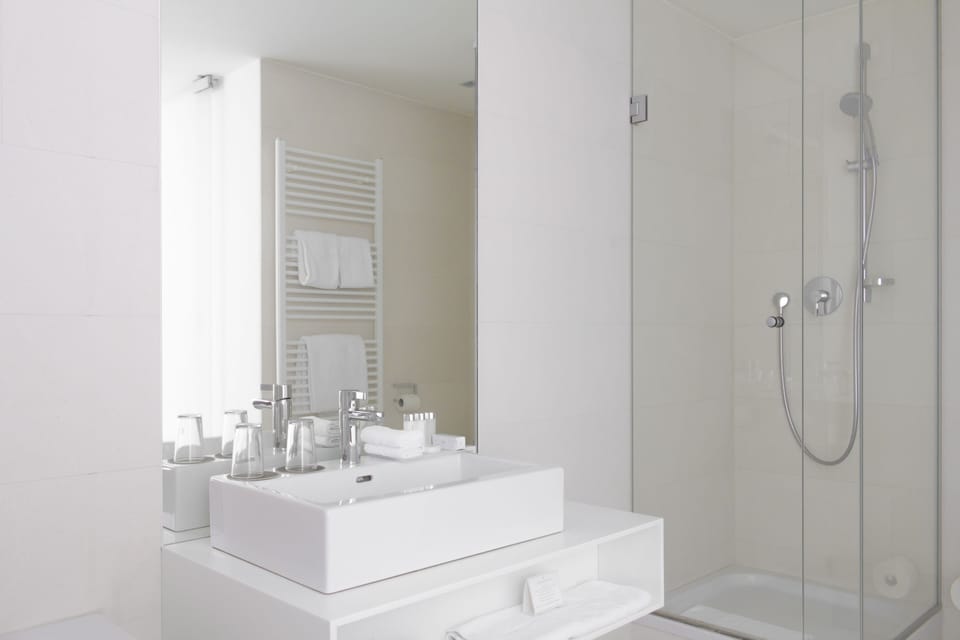 Apartment, 1 Queen Bed, Kitchenette | Bathroom | Free toiletries, hair dryer, bathrobes, towels