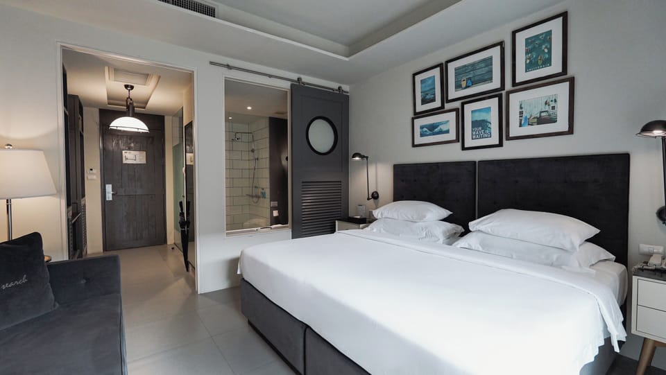 Deluxe Room | In-room safe, desk, blackout drapes, iron/ironing board