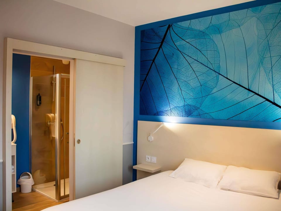 Standard Room, 1 Double Bed | In-room safe, desk, blackout drapes, soundproofing