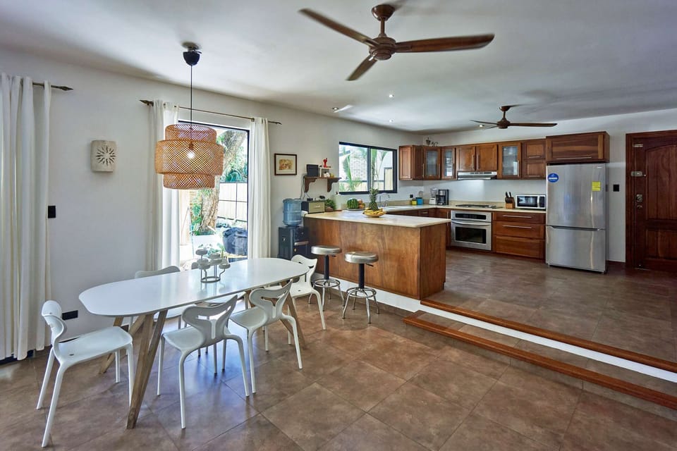 Spacious &amp; Modern full of light kitchen - dining area