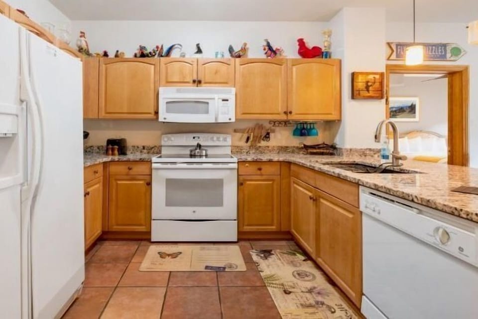 Prepare meals in the fully equipped kitchen and enjoy them together at the dining table.