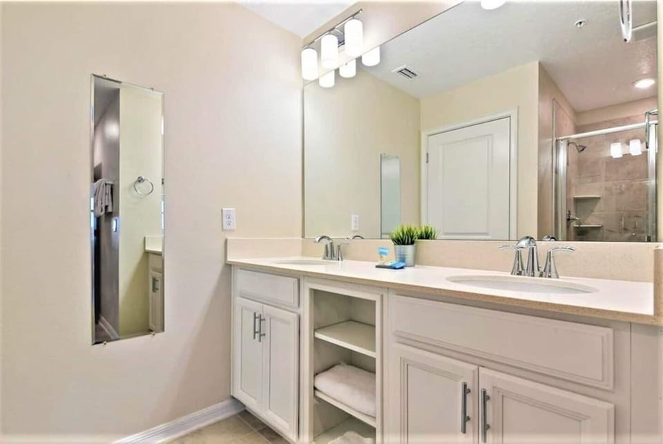 King Suite Bathroom