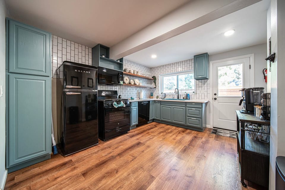 Kitchen with new appliances and spectacular natural lighting. 
