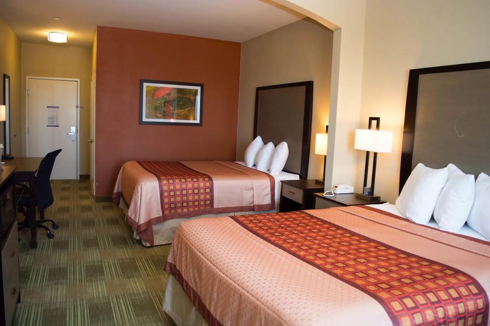 Comfort 2 Queen Bed Non-Smoking | Individually decorated, individually furnished, desk, blackout drapes