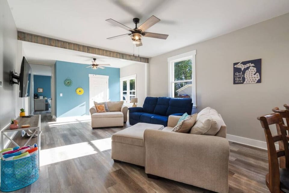 Large living area with TV equipped with Disney+ and Netlix for you to enjoy!