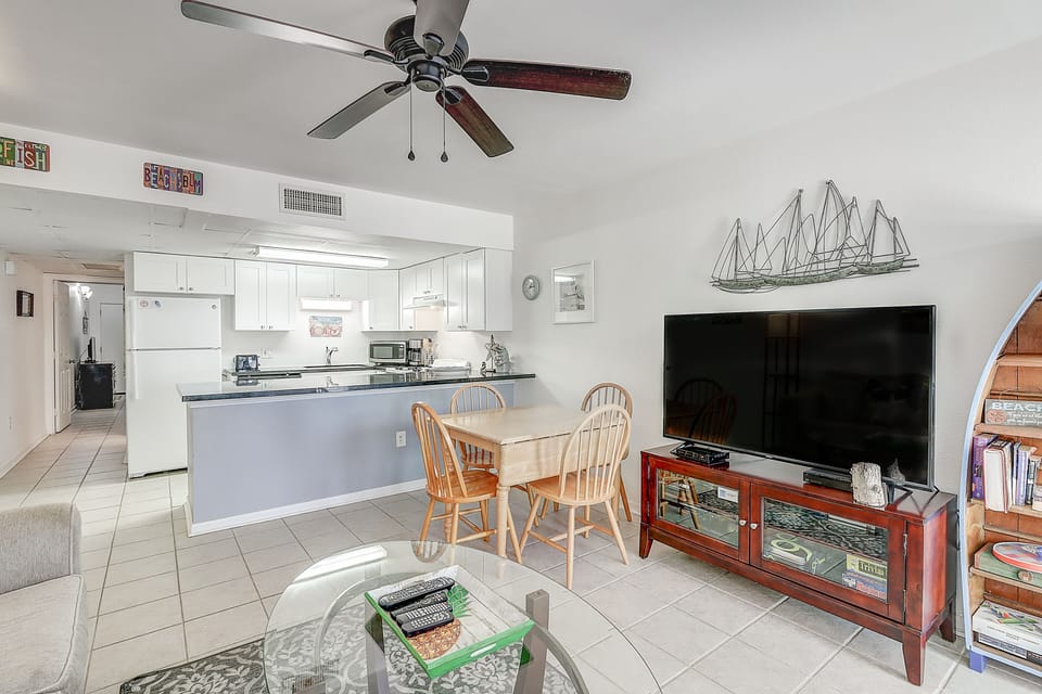 Breezy condo with balcony, pool, fast WiFi, central AC & W/D Apartment in Port Aransas
