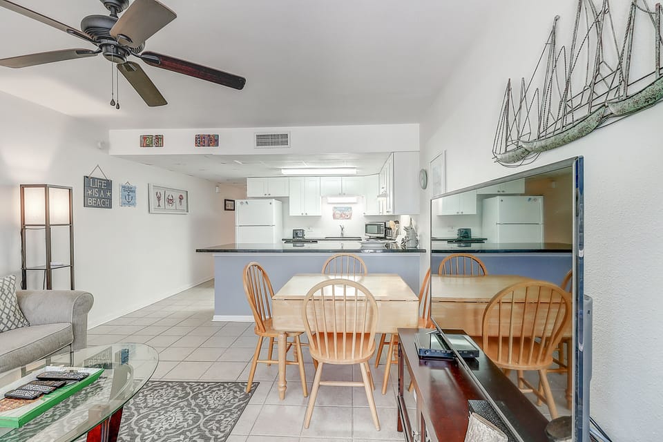 Breezy condo with balcony, pool, fast WiFi, central AC & W/D Apartment in Port Aransas