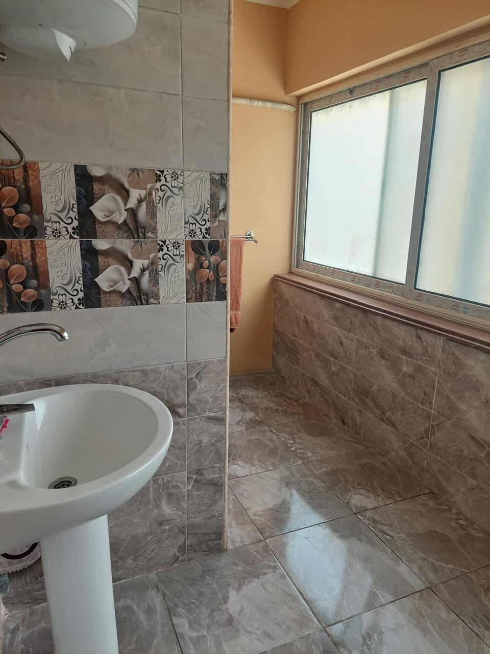 Signature Double or Twin Room, 2 Double Beds | Bathroom | Hydromassage showerhead, free toiletries, towels