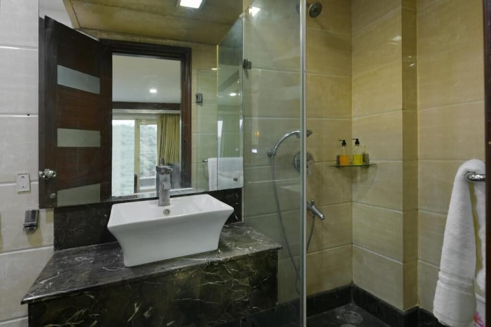Executive Room, 1 Bedroom | Bathroom | Shower, rainfall showerhead, designer toiletries, towels