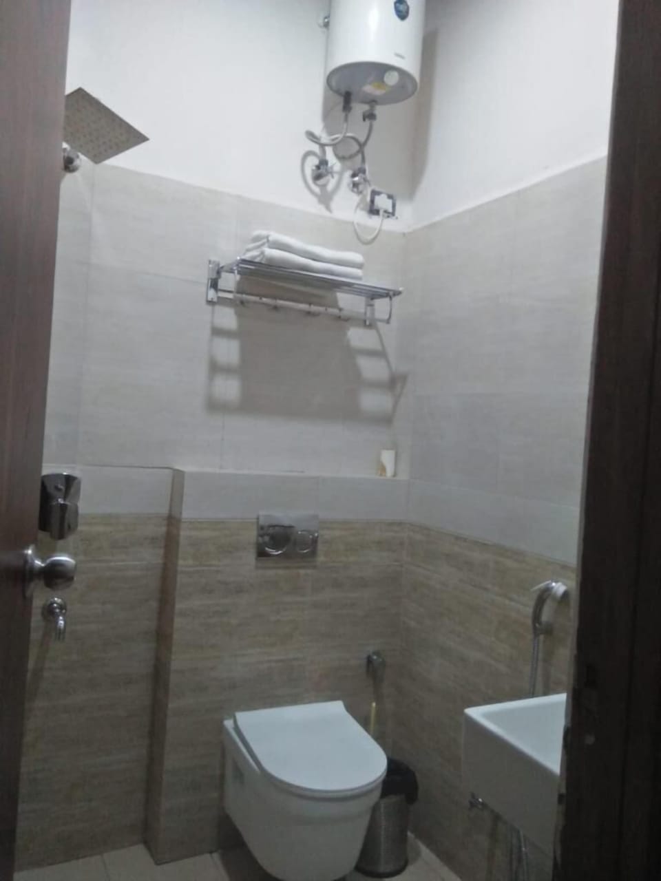 Shower, rainfall showerhead, free toiletries, slippers