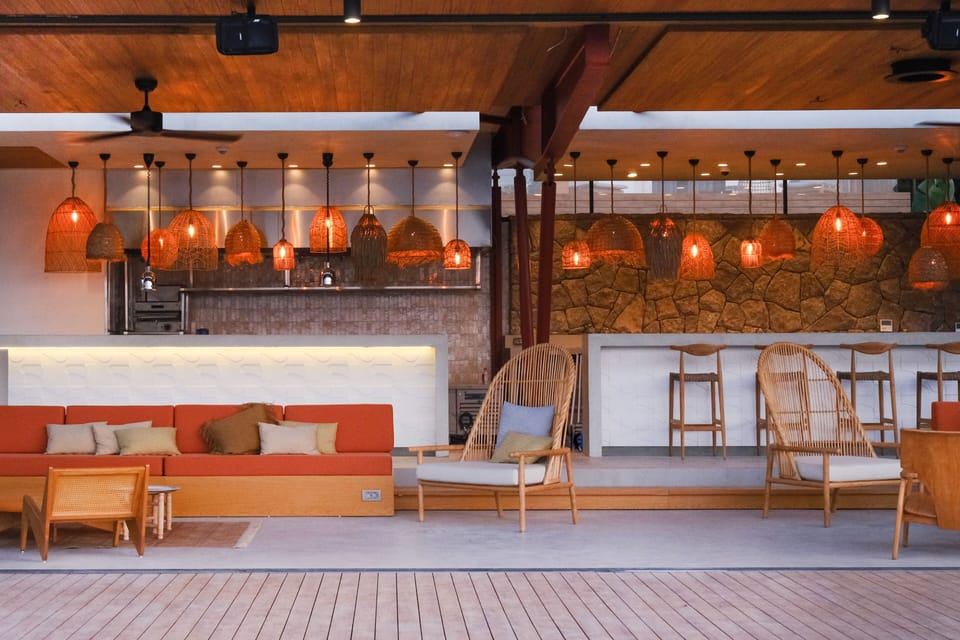 2 bars/lounges