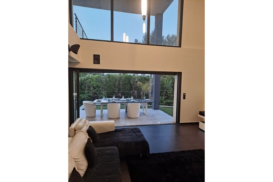 Contemporary villa 10 minutes from Cannes Villa in Valbonne