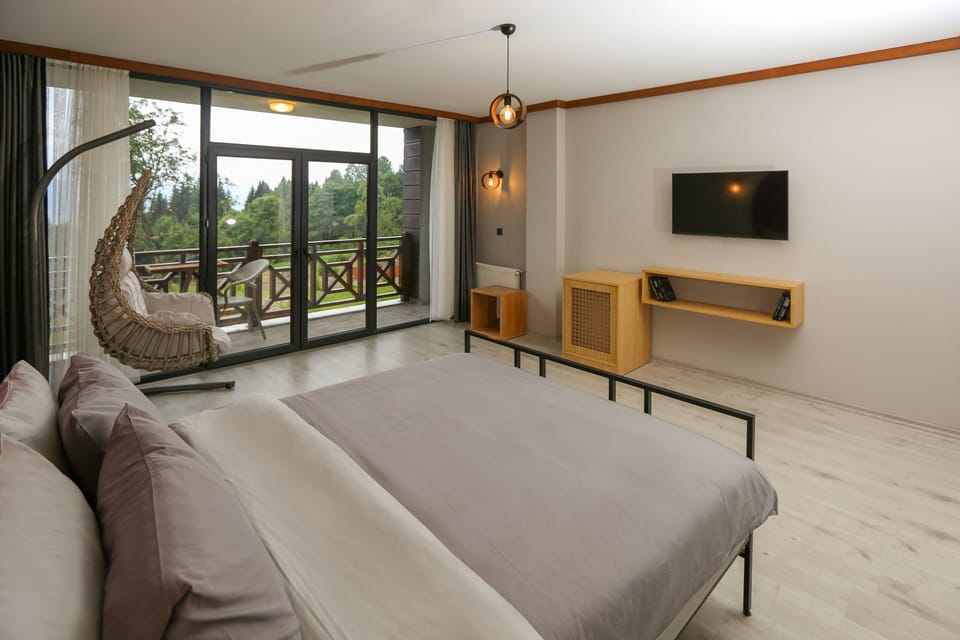 Standard Room, 1 Double Bed, Mountain View | Desk, laptop workspace, individually decorated, bed sheets