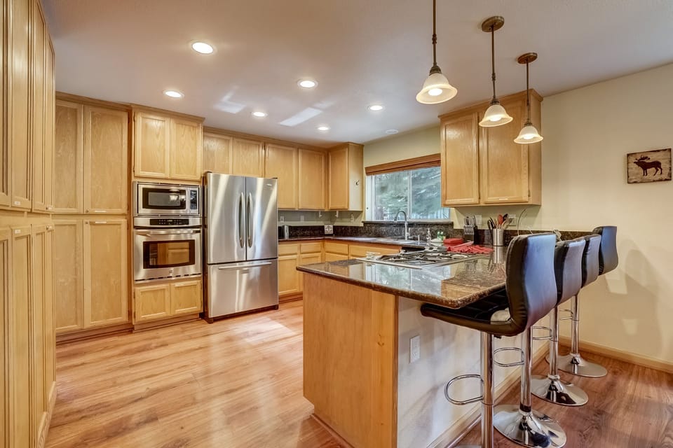 House, Multiple Beds, Patio, Mountain View (Sutter Trail Sparkles) | Private kitchen | Fridge, microwave, oven, stovetop