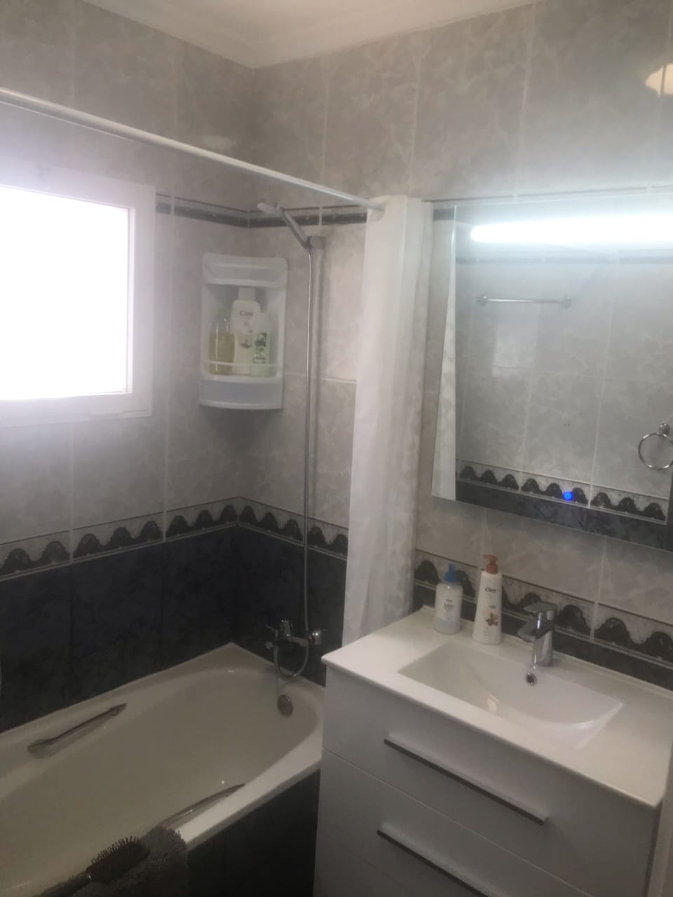 Main bathroom ideally located between both bedrooms upstairs shower and bath 🛁 