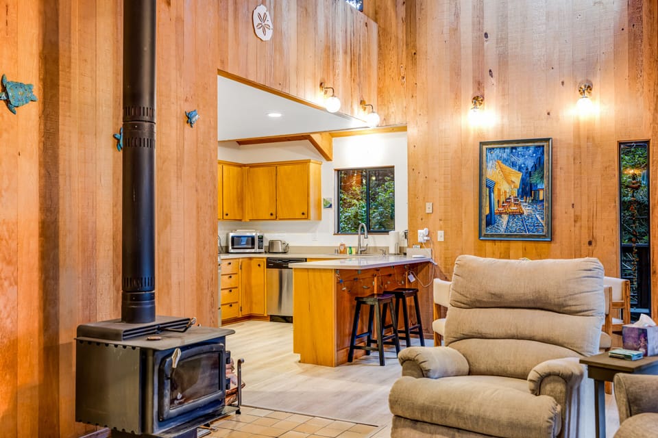 Forested home with hot tub, deck, gas grill, fire table, & wood-burning stove House in Gualala