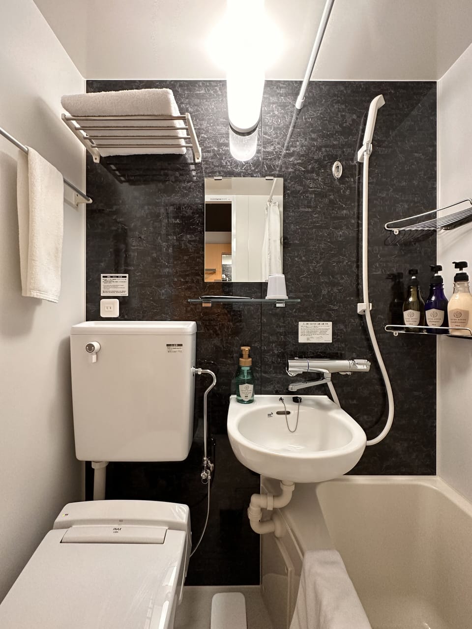 Combined shower/tub, rainfall showerhead, free toiletries, hair dryer