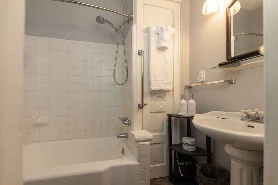 Captains 8 bathroom