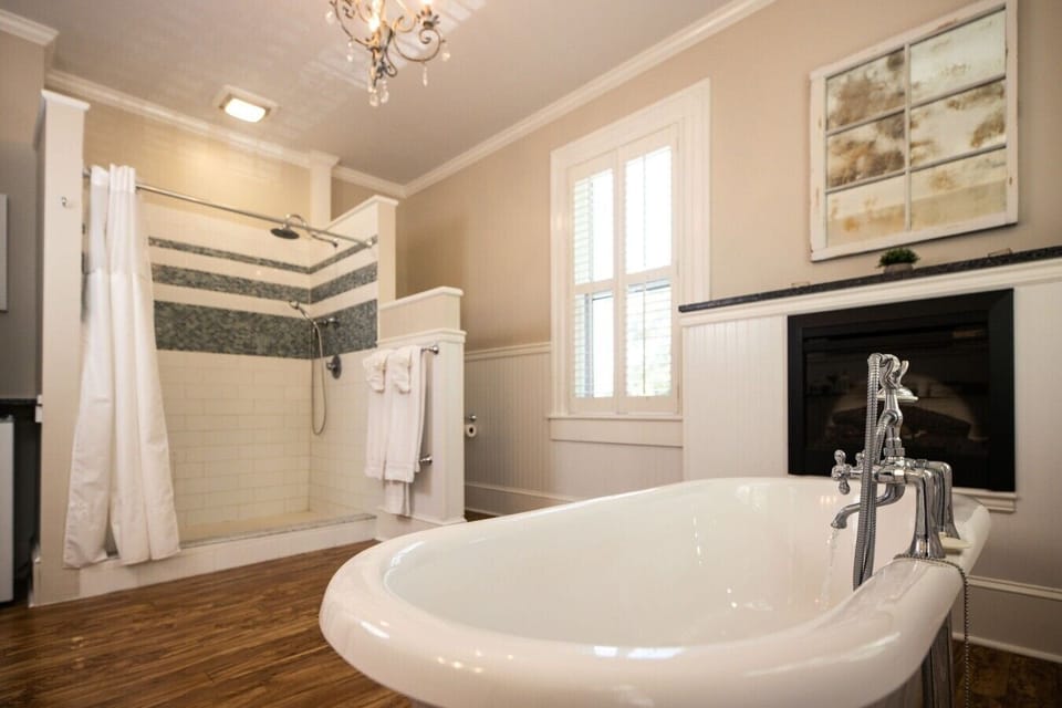 Captain 3 bathtub and shower