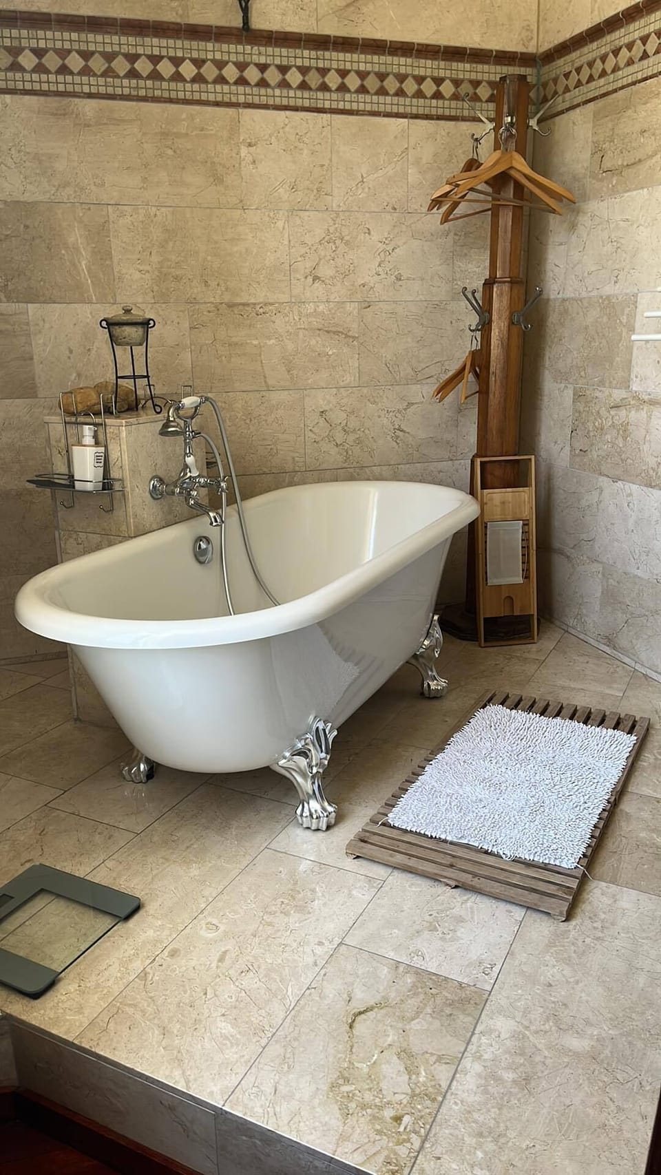 Classic Room | Bathroom | Free toiletries, hair dryer, bathrobes, towels