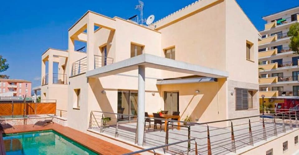 Exterior view of Villa Mediterranean with private pool, spacious terraces and modern architecture in a quiet residential area.