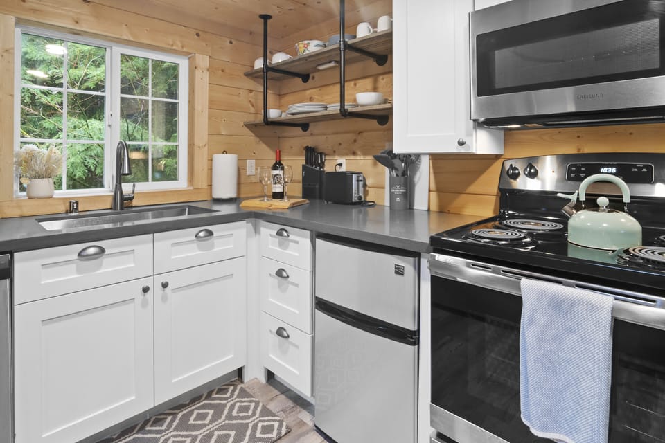 Full service clean kitchen