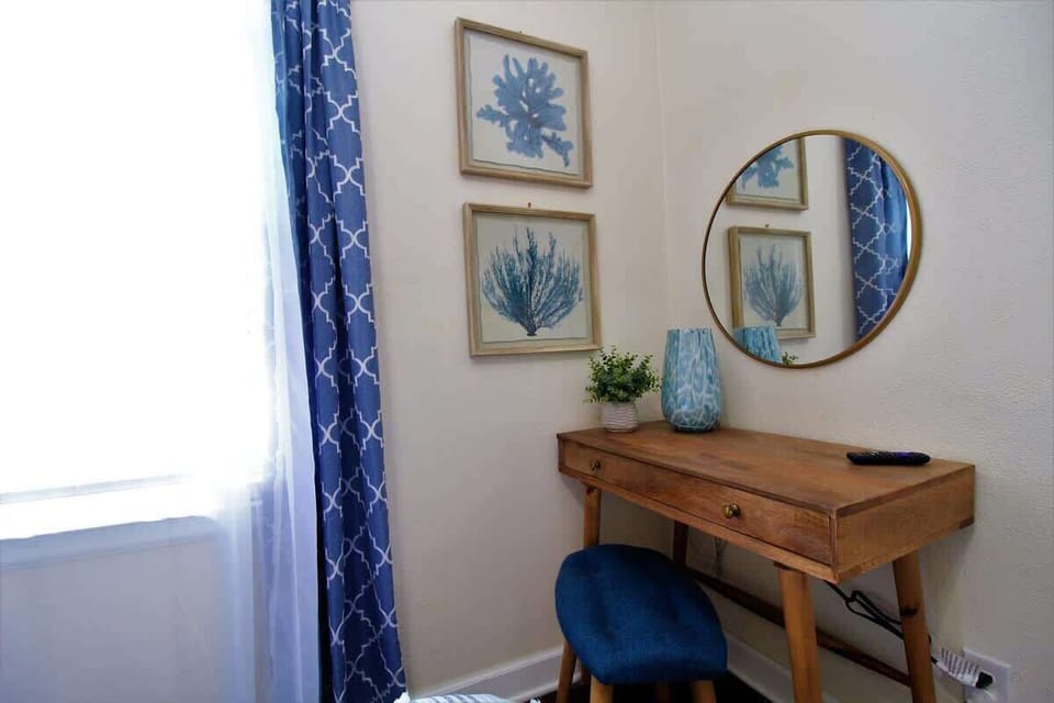 Vanity, light, and mirror.