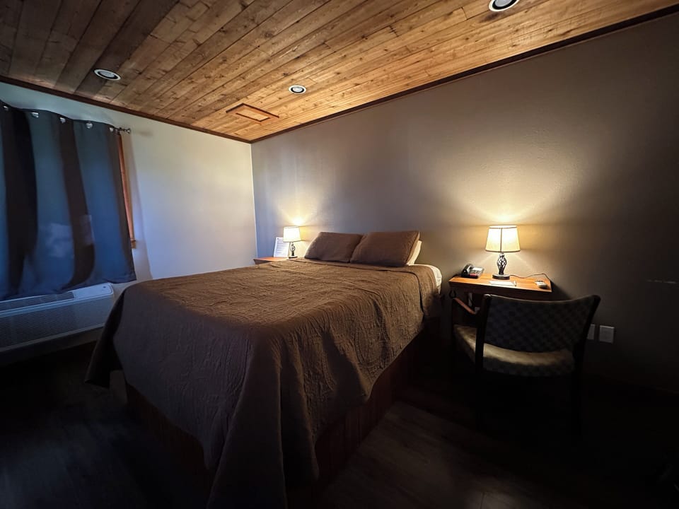 Deluxe Room | Desk, laptop workspace, WiFi (free), bed sheets