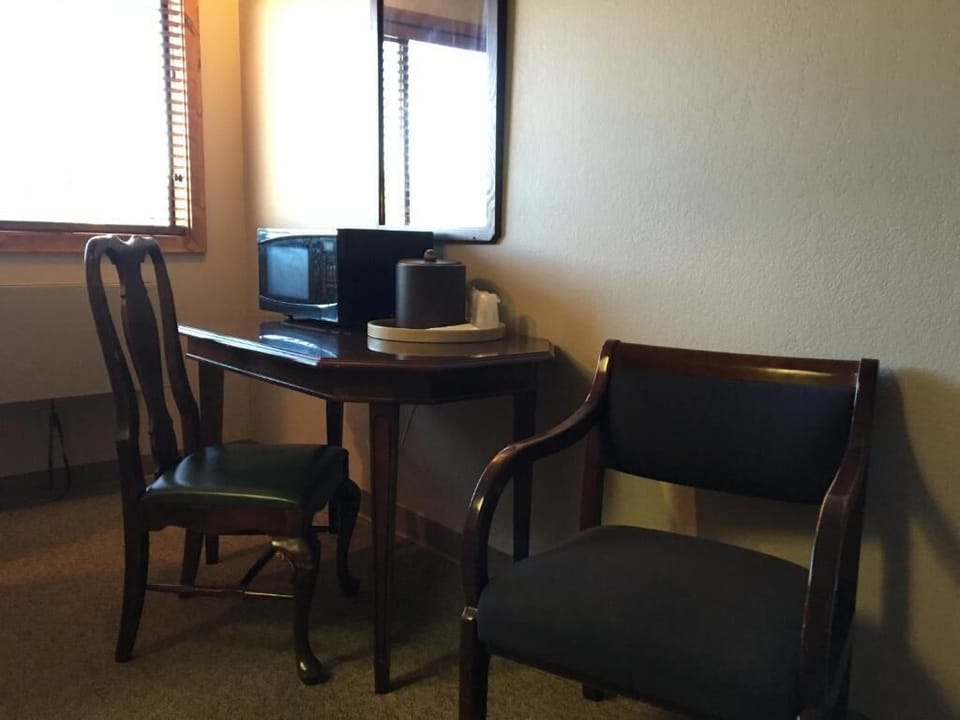 Classic Room, 1 Queen Bed | Desk, laptop workspace, free WiFi, bed sheets