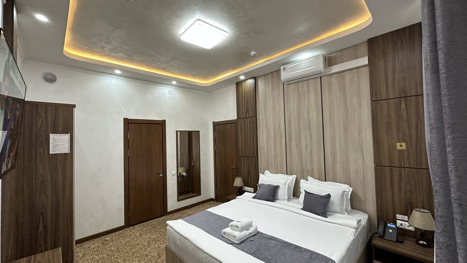 Suite | In-room safe, desk, laptop workspace, soundproofing