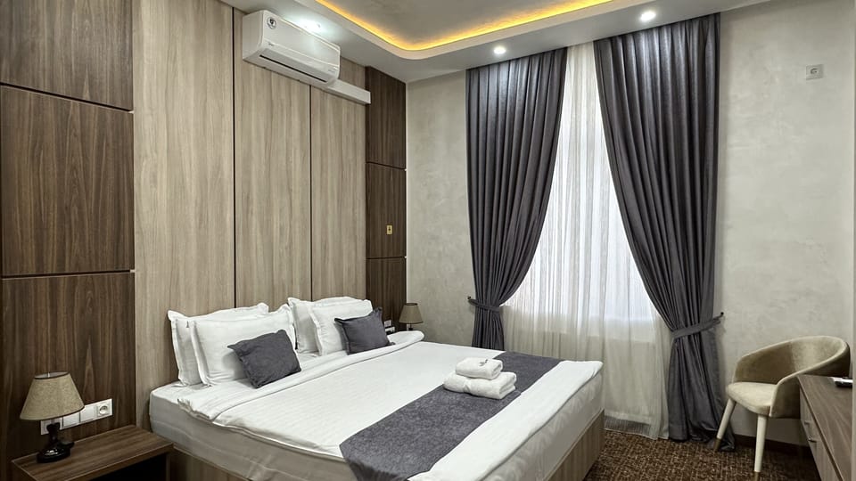 Suite | In-room safe, desk, laptop workspace, soundproofing