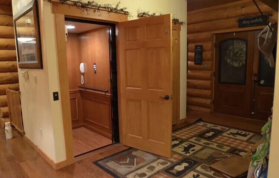 Elevator, access to all 3 floors. 
