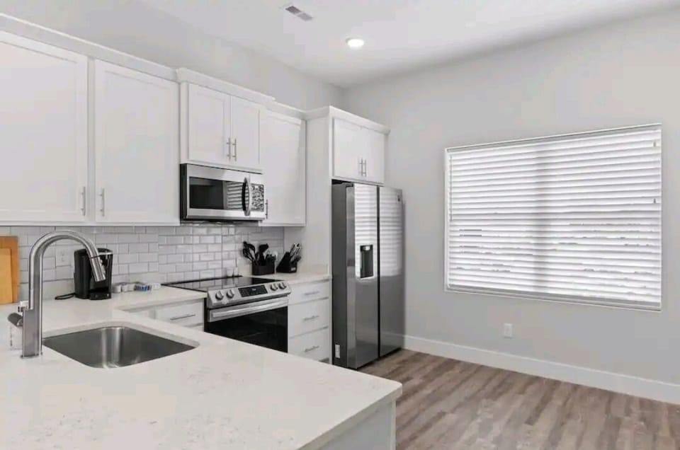 FULLY FUNCTIONAL KITCHEN 