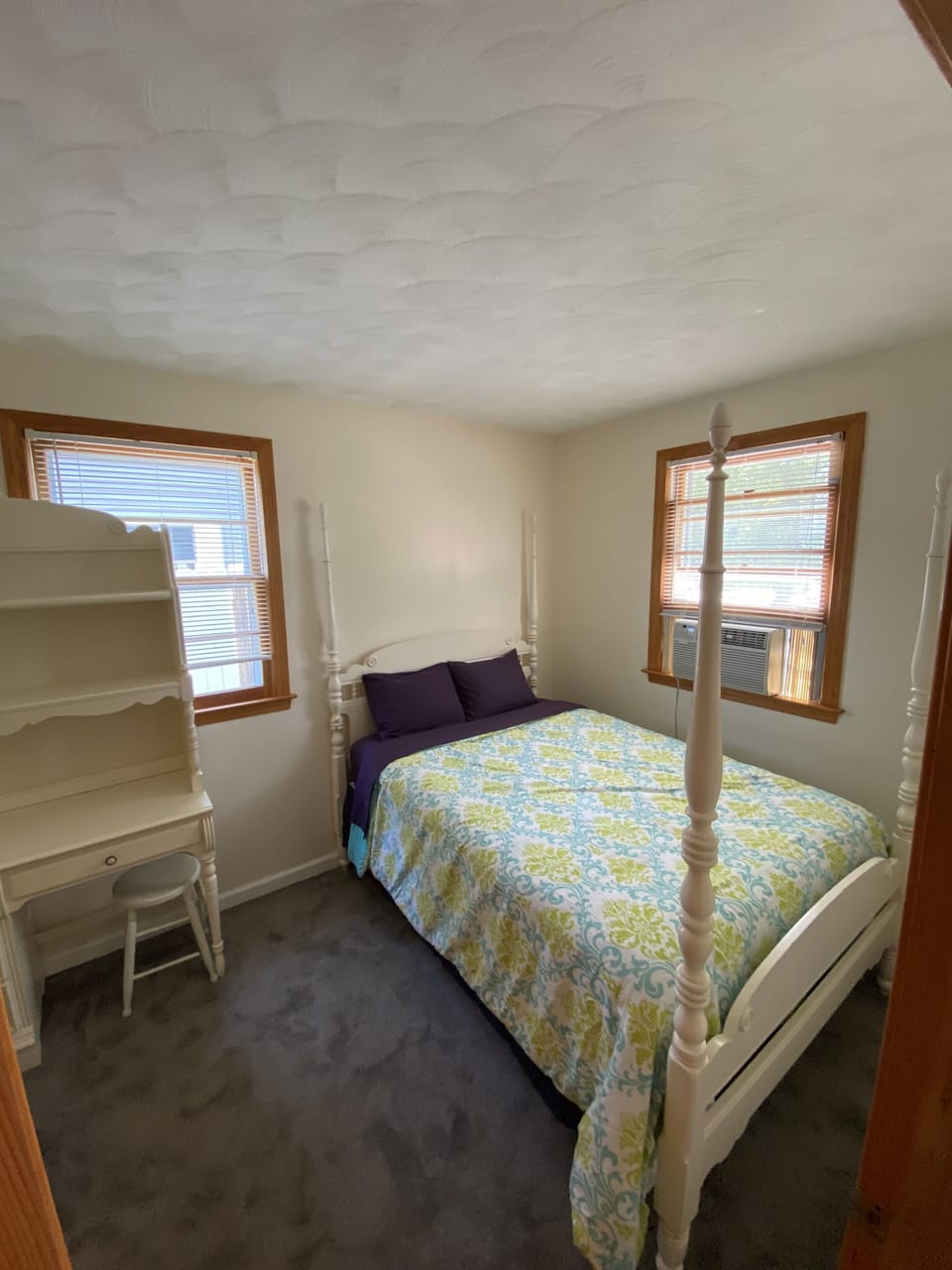 1st Fl bedroom w/ full size bed, AC, desk and stool