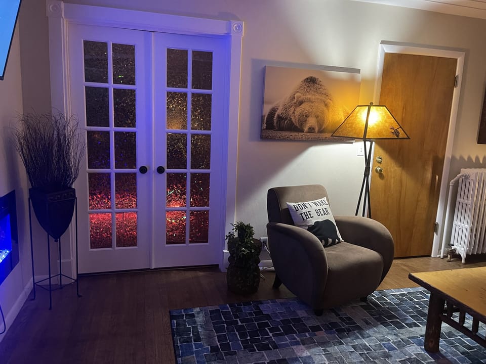 Enjoy the Northern Lights vibe throughout this unit