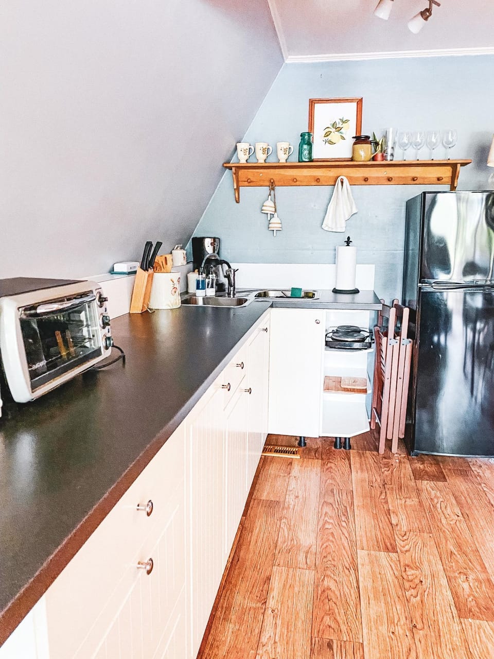Adorable kitchen. No full-size oven or dishwasher. There is a small counter oven