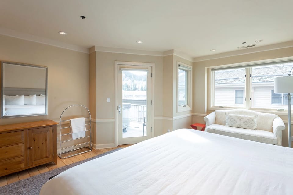 Floor, Bedroom, Indoors, Room, Flooring