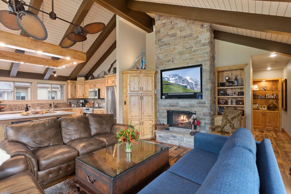 Living Room, Indoors, Furniture, Couch, Entertainment Center