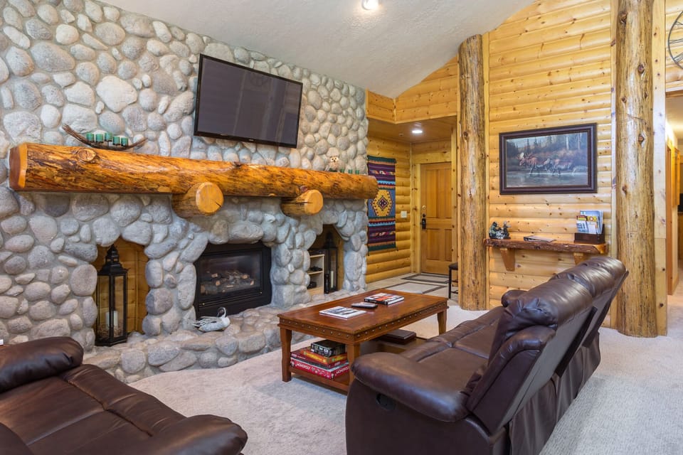 Living Room, Indoors, Room, Fireplace, Hearth