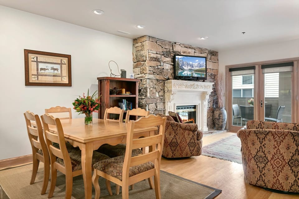 Dining Room, Table, Dining Table, Furniture, Indoors