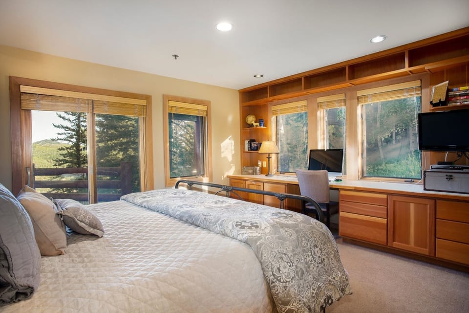 Furniture, Bedroom, Room, Indoors, Bed