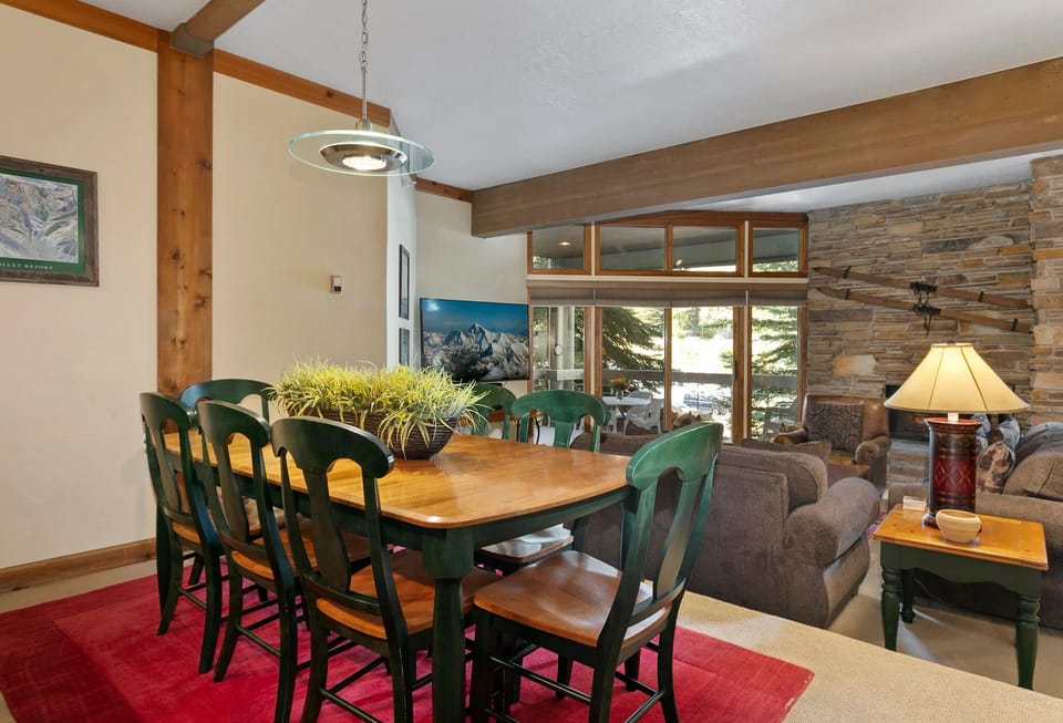 Dining Room, Dining Table, Table, Furniture, Indoors