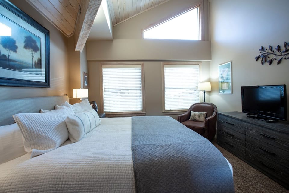 Bedroom, Indoors, Room, Home Decor, Furniture