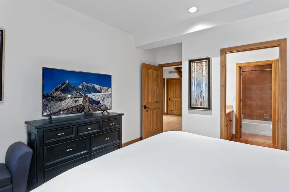 Indoors, Screen, TV, Bathtub, Bed