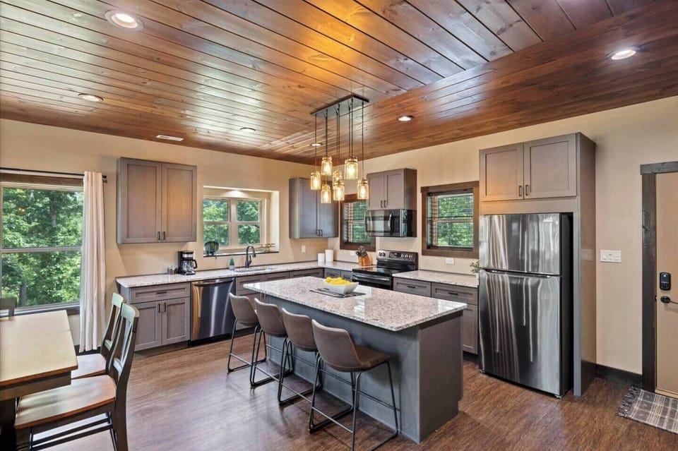 Dining for 10 guests! 4 at the kitchen island and 6 guests at the dining table!