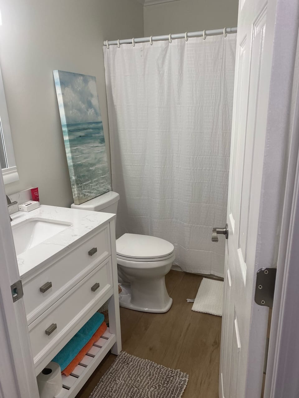 Full bath hallway