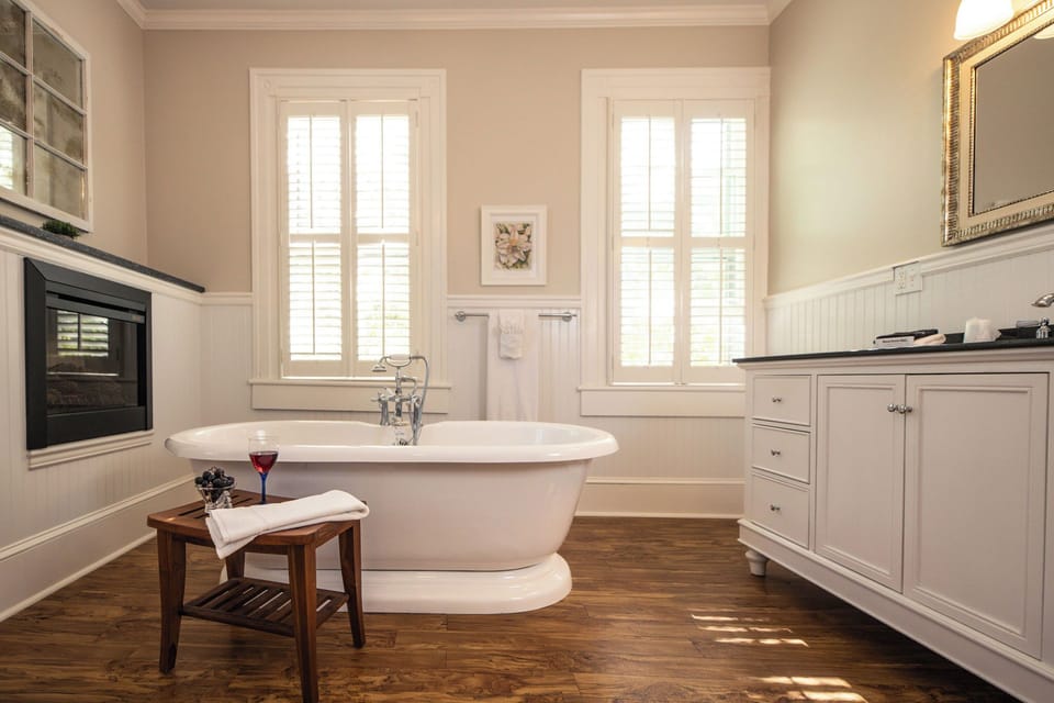 Siren Room | Bathroom | Free toiletries, towels, soap, shampoo